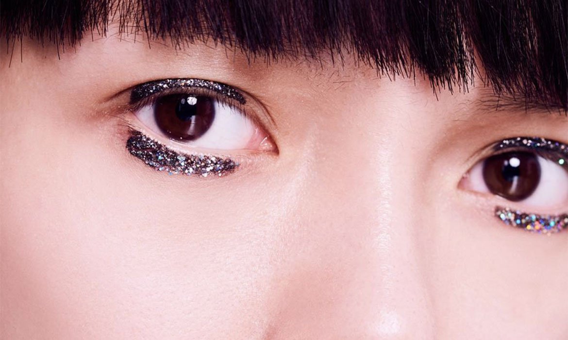 Este maquillaje glitter nos ha dejado sin palabras. Consíguelo con un trazo negro del eyeliner Perfect Slim de L’Oréal Paris y añádele un gel transparente con purpurina por encima.